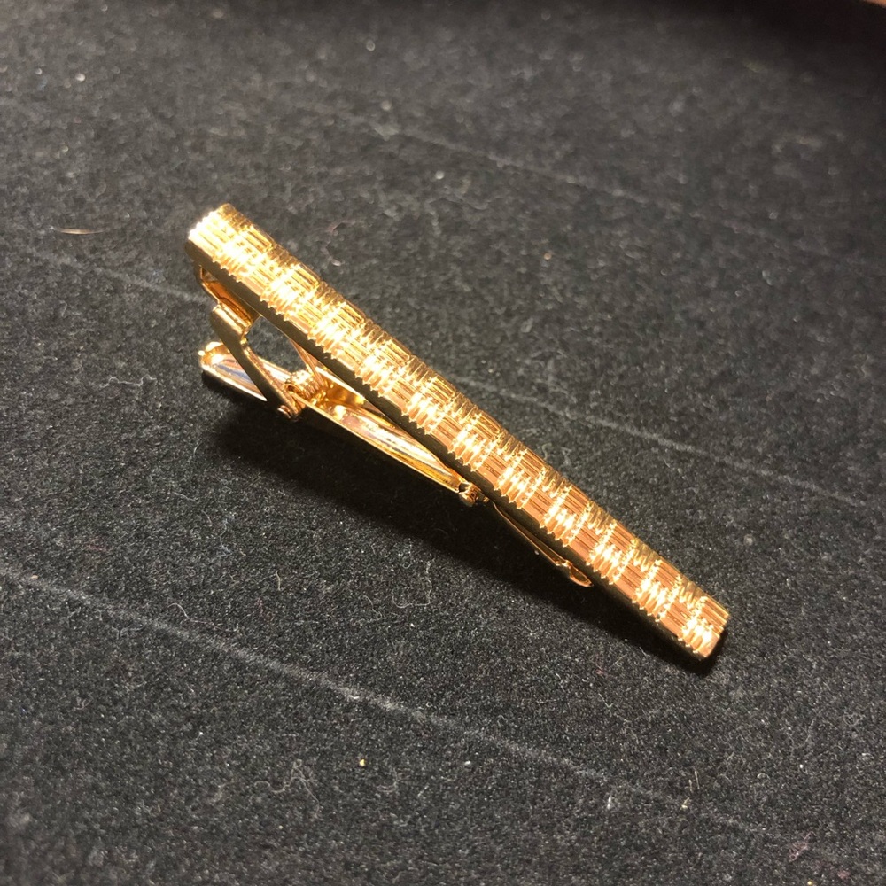FINAL SALE LEAVING CLOSET 
Vintage men’s square panel textured goldtone tie clip